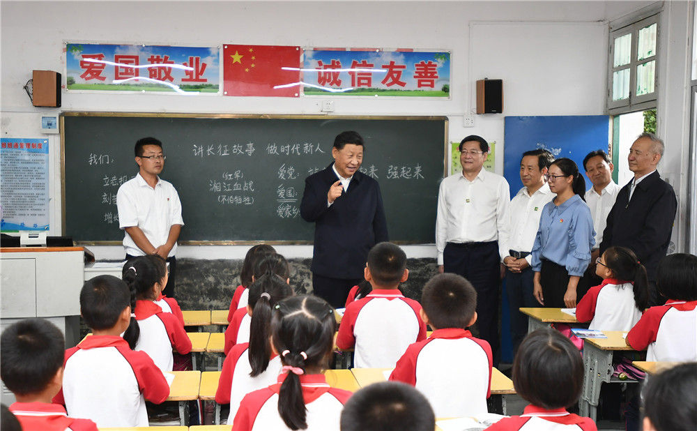 9月16日至18日，中共中央总书记、国家主席、中央军委主席习近平在湖南考察。这是16日下午，习近平在郴州市汝城县文明瑶族乡第一片小学，同正在上思政课的同学们亲切交流。新华社记者 谢环驰 摄