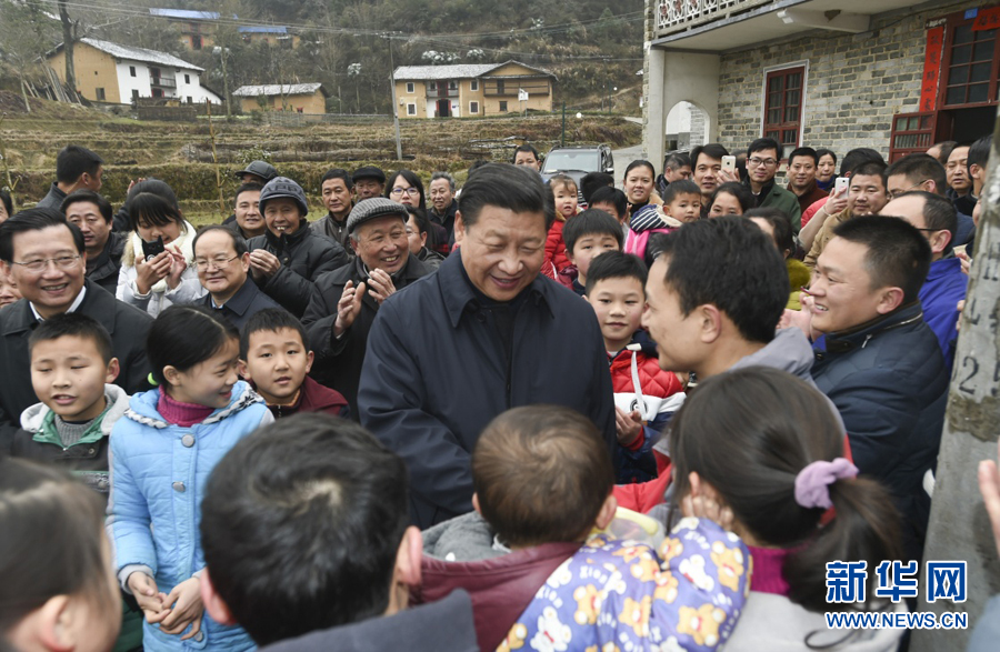 　　2月1日至3日，中共中央总书记、国家主席、中央军委主席习近平来到江西，看望慰问广大干部群众和驻赣部队。这是2月2日，习近平在井冈山市茅坪乡神山村给乡亲们拜年，祝乡亲们生活幸福、猴年吉祥。新华社记者谢环驰摄